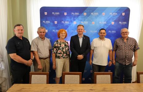 Przedstawiciele rodzinnych ogrodów działkowych z Burmistrzem Miasta Mława Piotrem Jankowskim