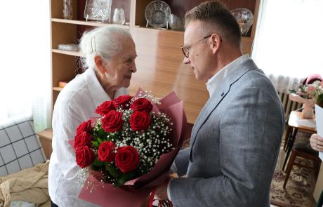 Irenie Rudzińskiej życzenia składa Zastępca Burmistrza Miasta Mława Marcin Burchacki